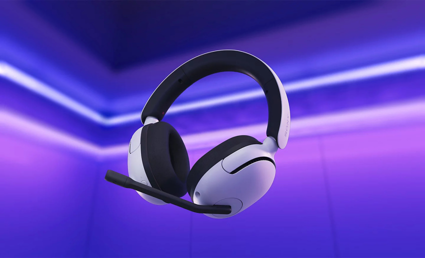 INZONE H5 耳機的影像，麥克風處於使用位置，背景為藍色和紫色燈光